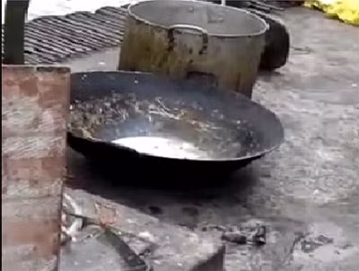 Khu vực sản xuất vỡ lợn và bì lợn của một hộ gia đình ở Văn Lâm, Hưng Yên