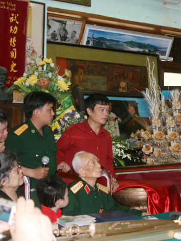 Đại tướng và trống đồng, kiếm lệnh do Hội Di sản văn hóa Lam Kinh hiến tặng