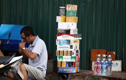 Không gì dễ bằng mua thuốc lá ở vỉa hè Hà Nội