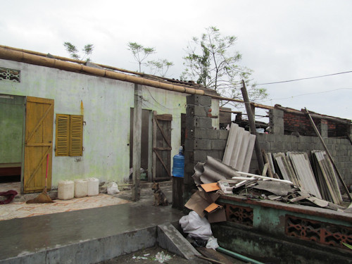 Nhà và chuồng nuôi gia cầm của bà Huệ bị tốc mái, đổ sập.