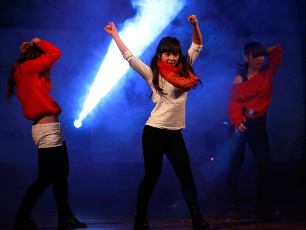 Ngoài ra khán giả còn được thưởng thức nhiều tiết mục văn nghệ sôi động khác