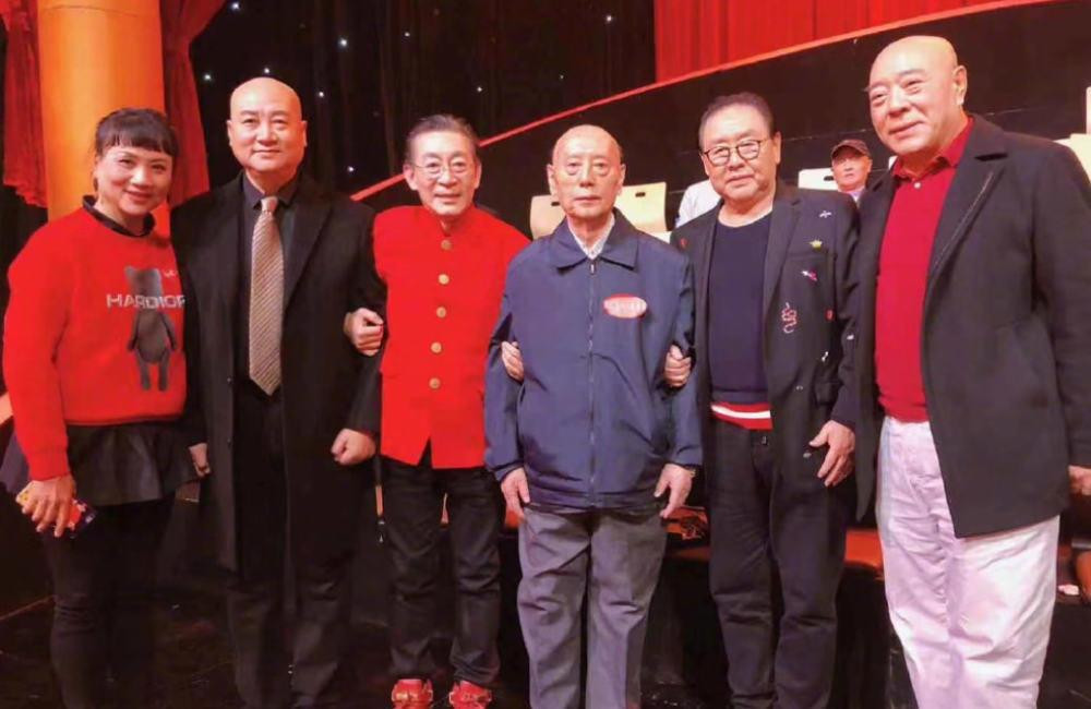 Cố nghệ sĩ Chu Bỉnh Khiêm hội ngộ dàn sao "Tây du ký 1986" vài năm trước. Cố nghệ sĩ Chu Bỉnh Khiêm hội ngộ dàn sao "Tây du ký 1986" vài năm trước.