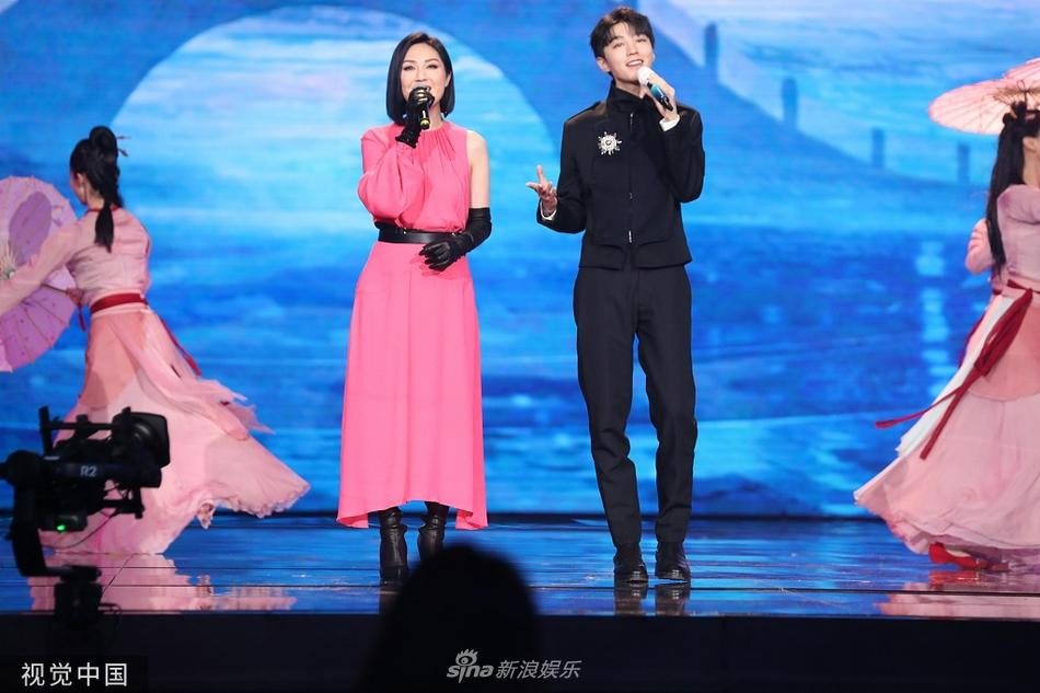 Vương Tuấn Khải song ca cùng đàn chị.