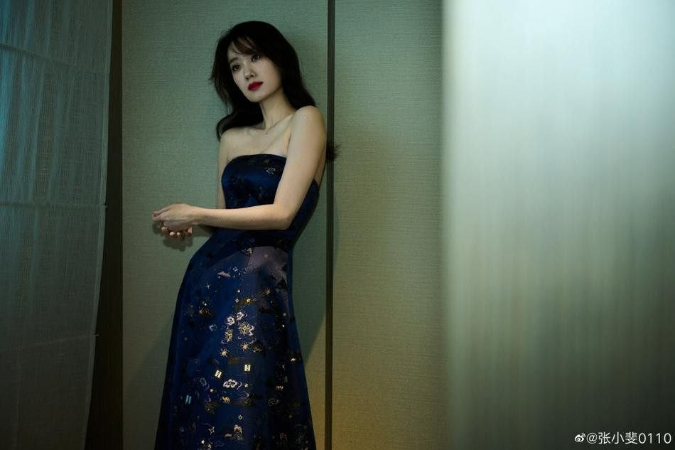 Trương Tiểu Phi quyến rũ, bí ẩn với chiếc váy quây màu xanh đậm.