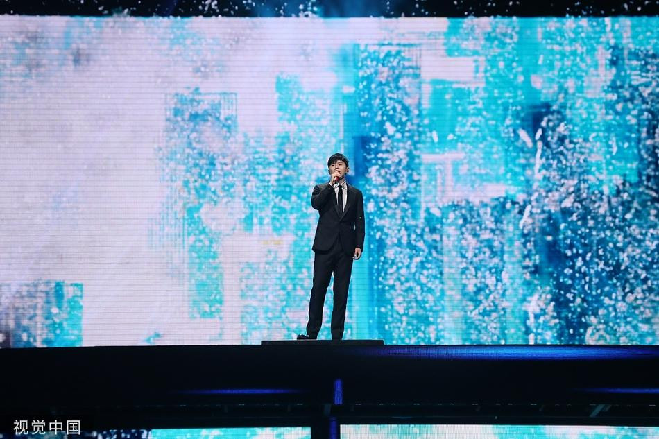 Nam ca sĩ Trương Kiệt.