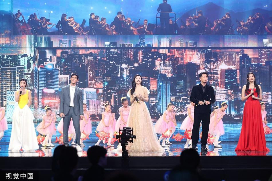 Cảnh Điềm (giữa) và Quan Hiểu Đồng (váy đỏ) xuất hiện chung sân khấu. Hai nữ diễn viên đều là mỹ nhân nổi tiếng của thủ đô Trung Quốc, một người được mệnh danh là "Đệ nhất mỹ nữ Bắc Kinh", người còn lại nổi tiếng với biệt danh "Cách cách Bắc Kinh".