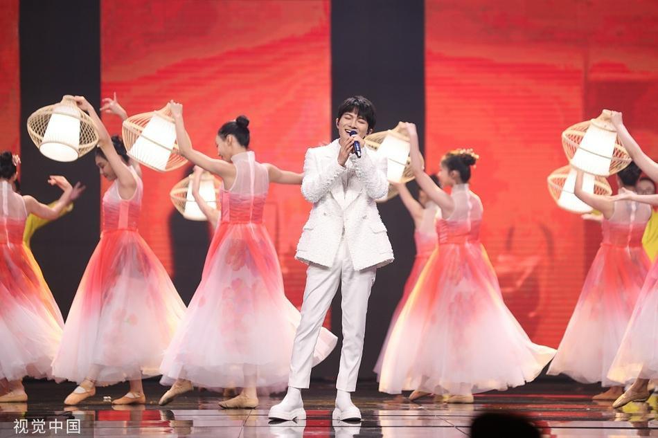 Chàng trai có giọng nữ cao vút Châu Thâm.