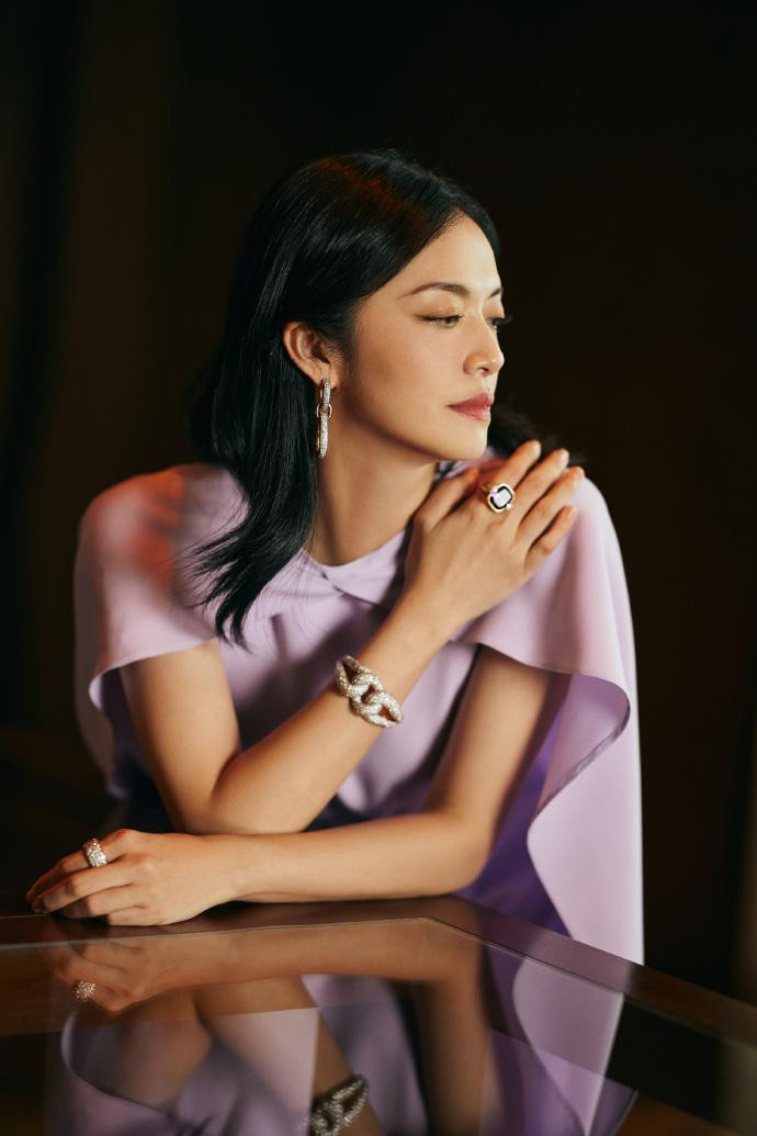 Diêu Thần sang trọng, thanh lịch với jumpsuit tím oải hương kết hợp trang sức to bản.