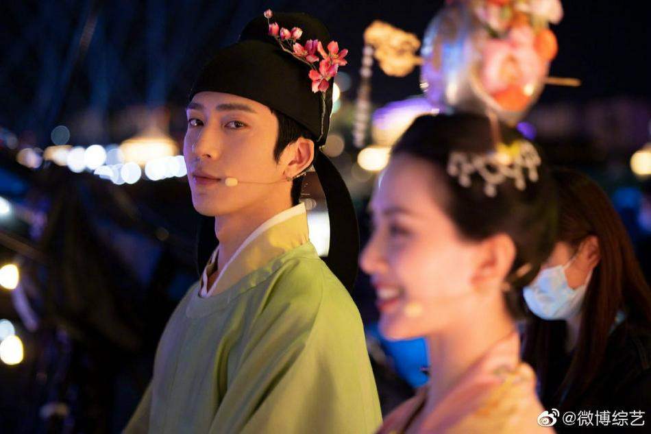 Hai diễn viên cùng song ca bài hát "Đãn Nguyện Nhân Trường Cửu" của Đặng Lệ Quân trong chương trình Gala Tết Trung thu trên đài CCTV.