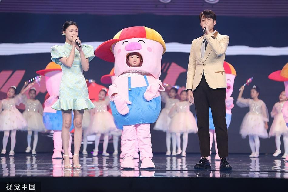 Lâm Duẫn dễ thương trong bộ xường xám cách tân.