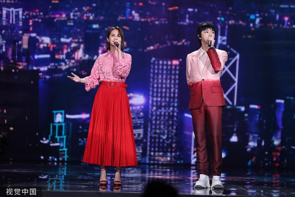 Dương Thừa Lâm biểu diễn cùng "quỷ tài âm nhạc" Hoa Thần Vũ.