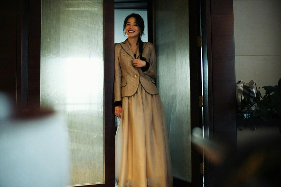 Thư Kỳ khá giản dị với áo blazer và váy dài đồng bộ. Không quá nổi bật giữa dàn mỹ nhân Hoa ngữ, người đẹp xứ Đài vẫn thu hút nhờ vẻ đẹp dịu dàng, rạng ngời.