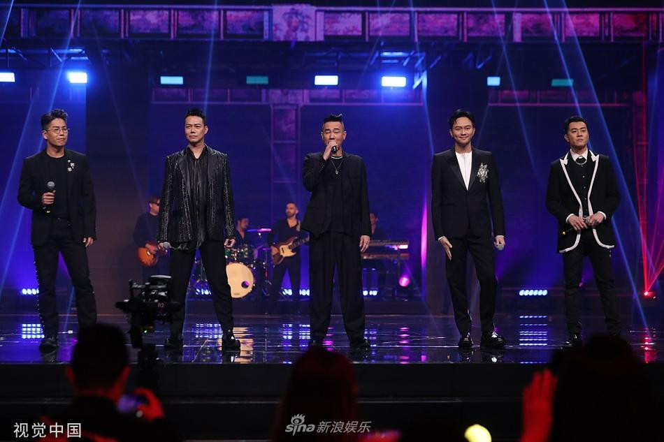 Trương Trí Lâm (thứ hai từ phải sang) và Trần Tiểu Xuân (giữa) đại diện cho nhóm nam nghệ sĩ Hong Kong.