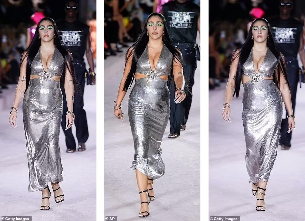 Hôm thứ Sáu (24/9, giờ địa phương), Lourdes Leon tham gia vào dàn "chân dài" trình diễn trong show thời trang Versace tại Tuần lễ thời trang Milan 2021.