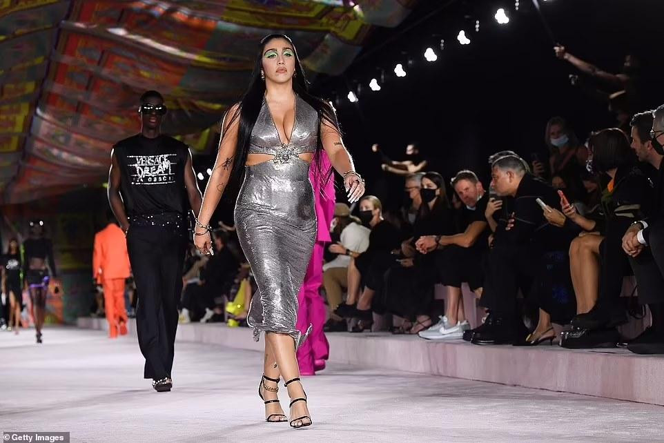 Người đẹp sinh năm 1996 xuất hiện trong midi màu bạc với những đường cắt xẻ ở thân trên khoe vòng một căng tràn và đường cong quyến rũ.