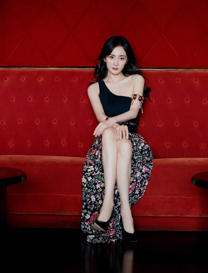 Chi tiết xẻ tà giúp người đẹp 35 tuổi phô diễn đôi chân dài, thẳng, nuột "trứ danh".