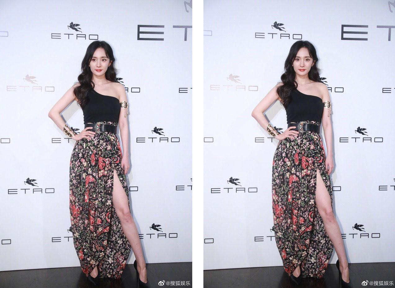 Hơn thế, đôi chân vốn là niềm tự hào của bà mẹ một con cũng không phải không tì vết. Cô bị lộ đầu gối "củ lạc" và vài vết thâm trên chân. Phát hiện này khiến nhiều dân mạng cảm thán, đến Dương Mịch cũng cần đến photoshop để đẹp hơn.