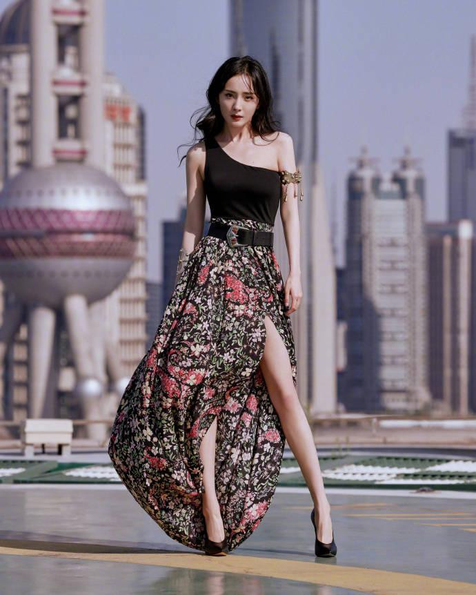 Dân mạng dành cho ngôi sao "Tam sinh tam thế: Thập lý đào hoa" vô số lời khen trước vẻ gợi cảm, cá tính và trẻ trung.