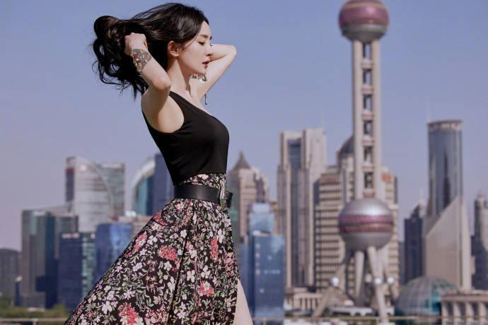 Vòng eo nhỏ xíu khiến nhiều cô gái đôi mươi phải ghen tỵ.