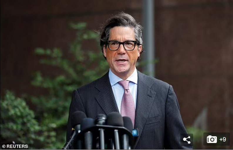 Luật sư của Britney, Mathew Rosengart. Luật sư của Britney, Mathew Rosengart.