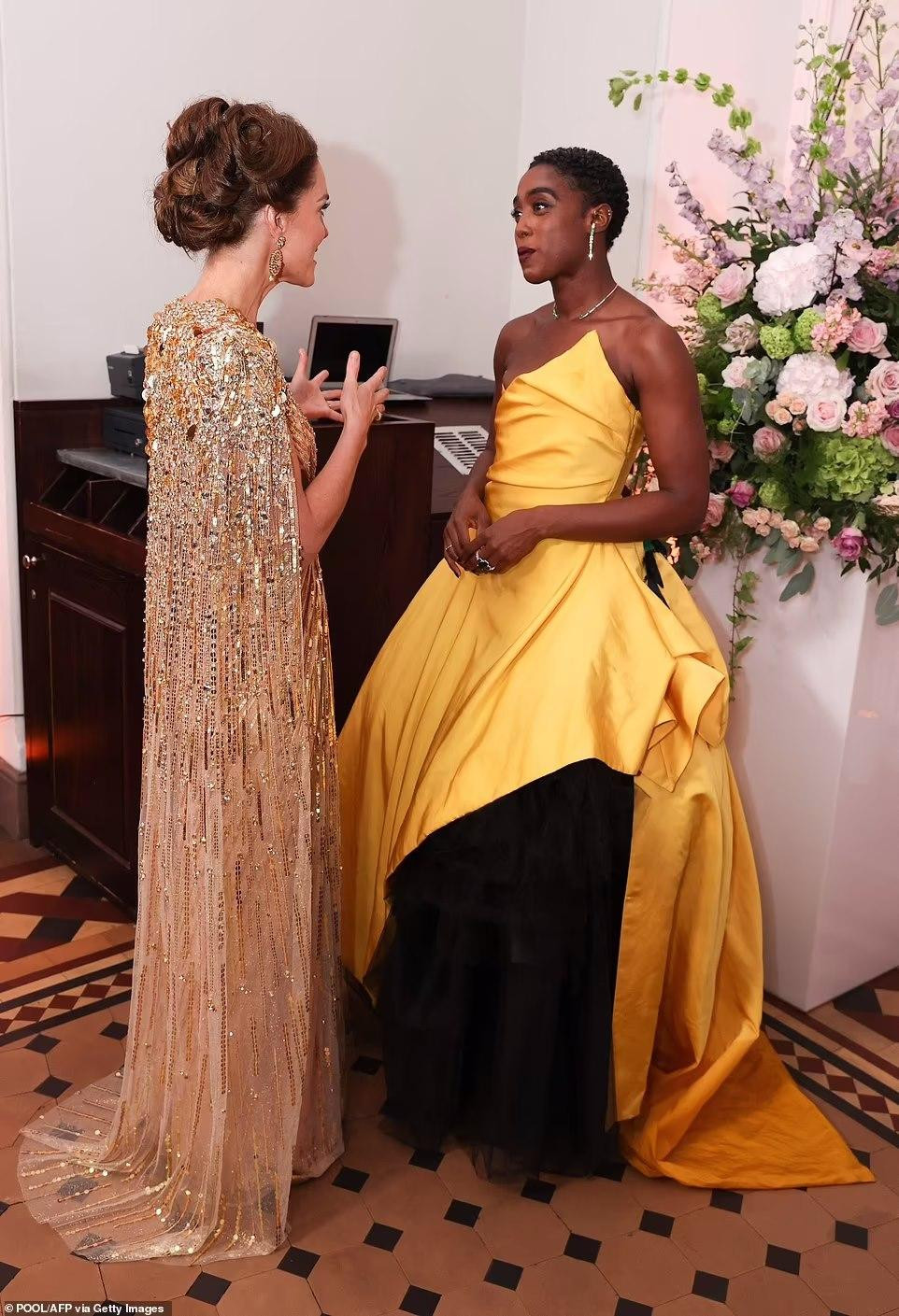 Bà mẹ ba con cũng giao lưu với nữ điệp viên 007 đầu tiên trên màn bạc Lashana Lynch.