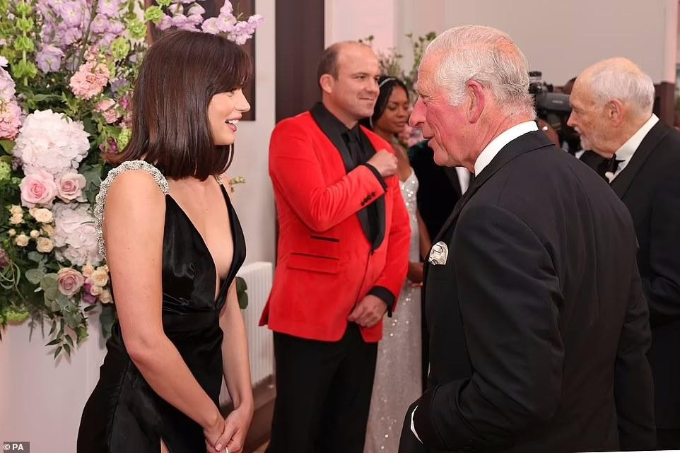 Trong khi đó, nữ diễn viên Ana tỏ thái độ kính cẩn trước người thừa kế vương vị của Hoàng gia Anh.