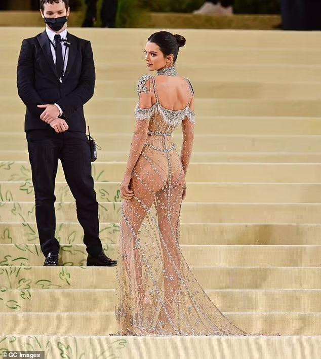 Kendall Jenner gây "bão" với chiếc váy xuyên thấu táo bạo tại Met Gala 2021. Kendall Jenner gây "bão" với chiếc váy xuyên thấu táo bạo tại Met Gala 2021.
