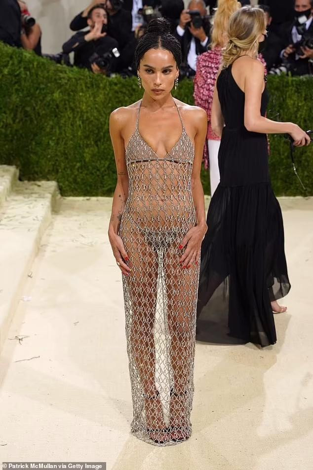 Zoe Kravitz cũng lựa chọn váy "khỏa thân" trên thảm đỏ Met Gala nhận nhiều chỉ trích từ fans. Zoe Kravitz cũng lựa chọn váy "khỏa thân" trên thảm đỏ Met Gala nhận nhiều chỉ trích từ fans.