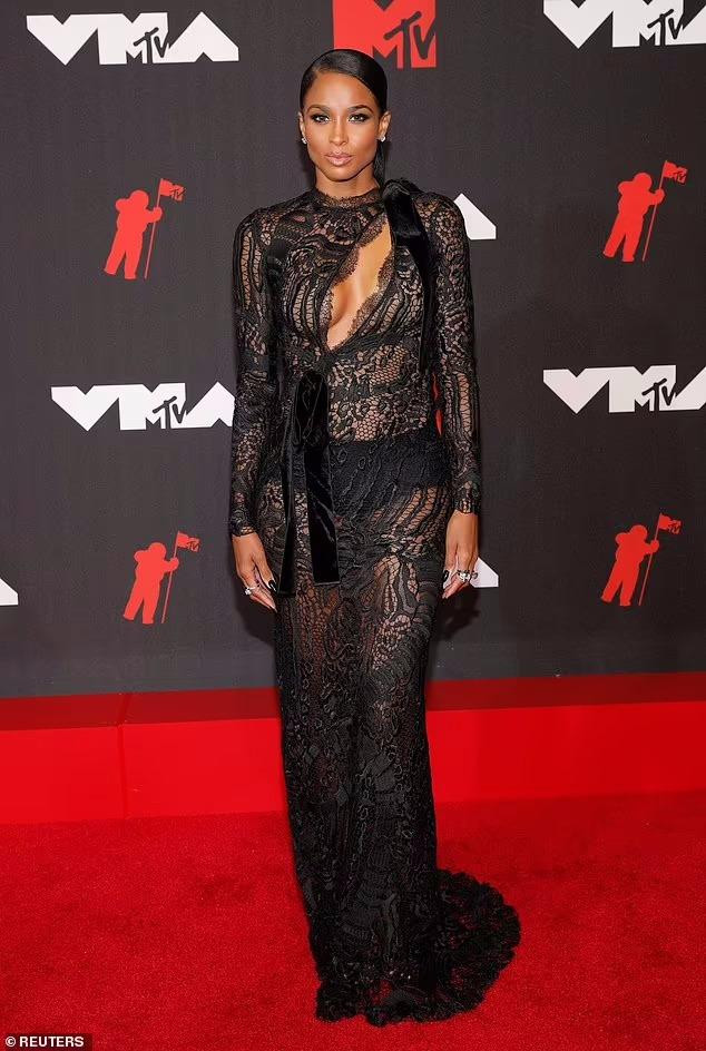 Váy ‘khỏa thân’ được sao quốc tế chuộng hậu giãn cách ảnh 11 Váy ‘khỏa thân’ được sao quốc tế chuộng hậu giãn cách ảnh 11