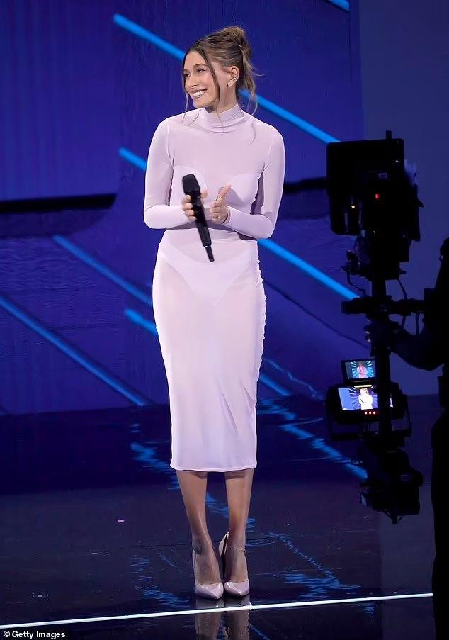 Chọn váy "khỏa thân" đồng nghĩa đặt quyền lực vào tay người mặc, không phải người nhìn. Chọn váy "khỏa thân" đồng nghĩa đặt quyền lực vào tay người mặc, không phải người nhìn.