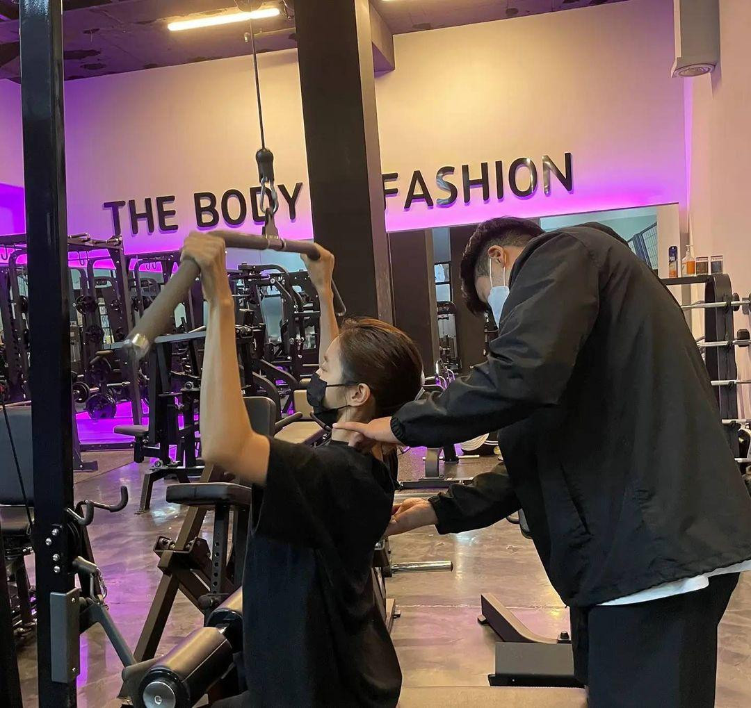 Bên cạnh đó, cô duy trì thói quen tập luyện khoa học, đều đặn, để tăng cơ bắp, giảm mỡ.