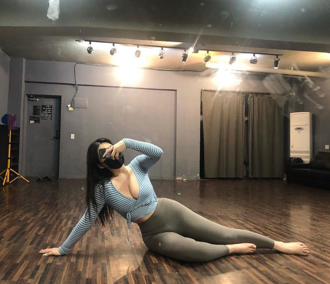 Được biết, với mục "Xe của bạn đọc", Maxim nhận đơn đăng ký từ những người có ô tô riêng. Độc giả được chọn sẽ có cơ hội giới thiệu "xế hộp" trên tạp chí, chụp ảnh kỷ niệm với người mẫu Maxim và đọc miễn phí tạp chí trong vòng một năm.