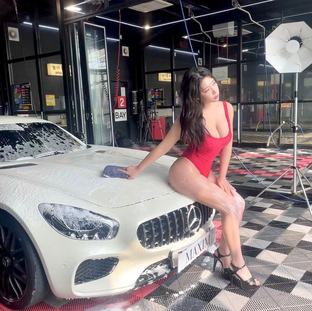 Trên Instagram, Jeon Ji Eun chia sẻ ảnh hậu trường buổi chụp ảnh cho Maxim. Trong đó, cô mặc áo tắm màu đỏ tạo dáng bên chiếc Benz AMG GT S. "Tôi rất lo lắng vì đây là buổi chụp hình đầu tiên của tôi nhưng nó rất vui", cô chia sẻ.