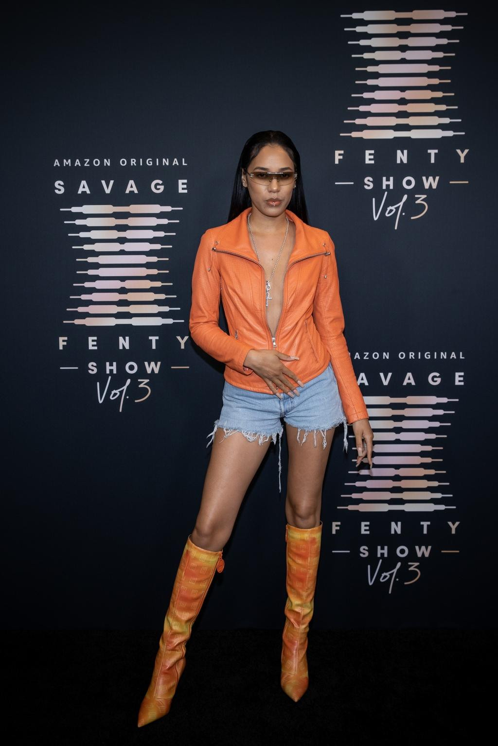 Người mẫu Aleali May cũng chọn mốt "thả rông", nhưng đôi chân dài thon nuột mới là thế mạnh.