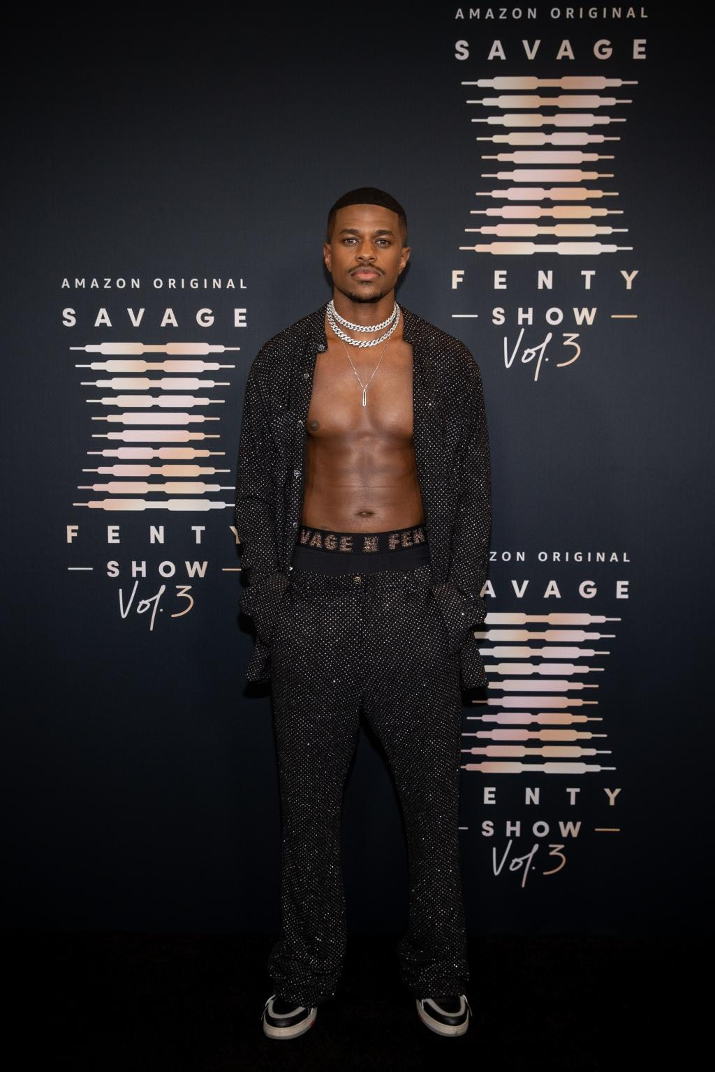 Ngôi sao Broadway Jeremy Pope khoe cơ bụng "6 múi" trong set đồ theo mốt "tụt quần".