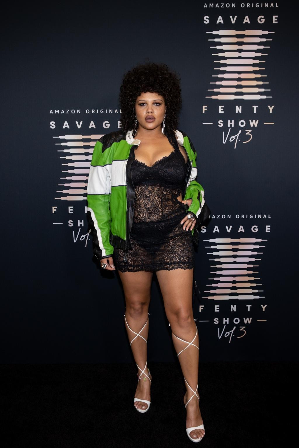 Người mẫu ngoại cỡ Alva Claire McKenzie mặc nội y ren đen lên thảm đỏ.