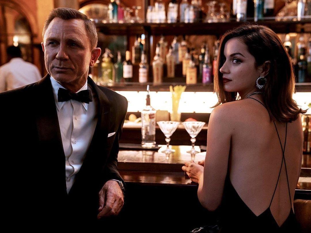 Trong phim, Ana vào vai nữ điệp viên Cuba Paloma, cộng sự của đặc vụ Anh James Bond do Daniel Craig thủ vai. Trước đó, hai ngôi sao từng hợp tác trong tác phẩm được đề cử giải Oscar "Knives Out" (Kẻ đâm lén). Trong phim, Ana vào vai nữ điệp viên Cuba Paloma, cộng sự của đặc vụ Anh James Bond do Daniel Craig thủ vai. Trước đó, hai ngôi sao từng hợp tác trong tác phẩm được đề cử giải Oscar "Knives Out" (Kẻ đâm lén).