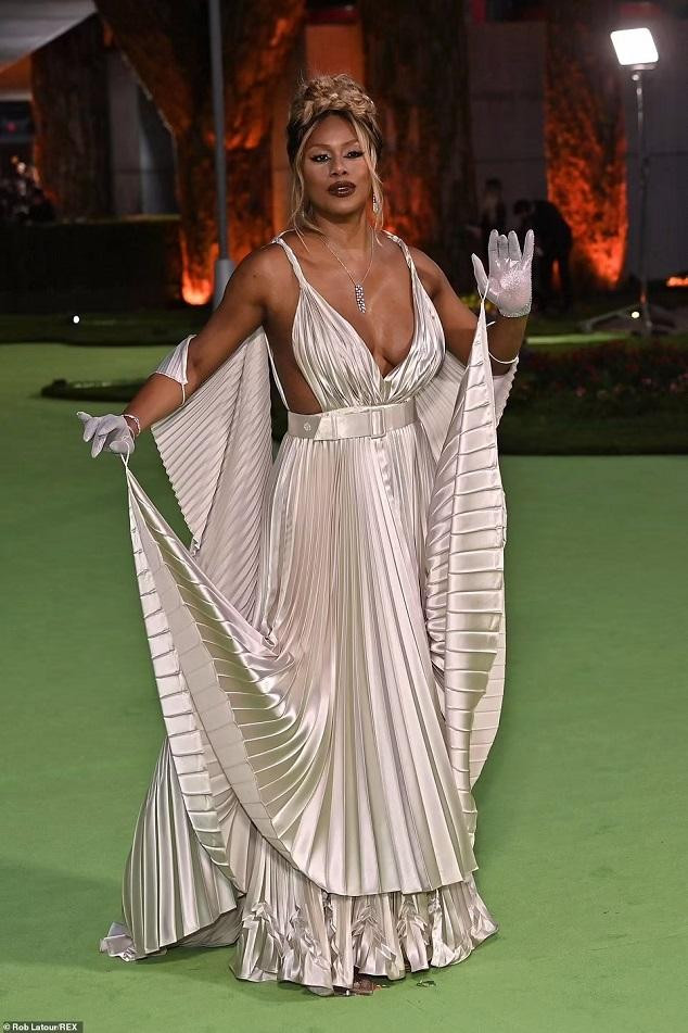 Nữ diễn viên chuyển giới Laverne Cox lộng lẫy như nữ thần trong bộ cánh bạc hở bạo.