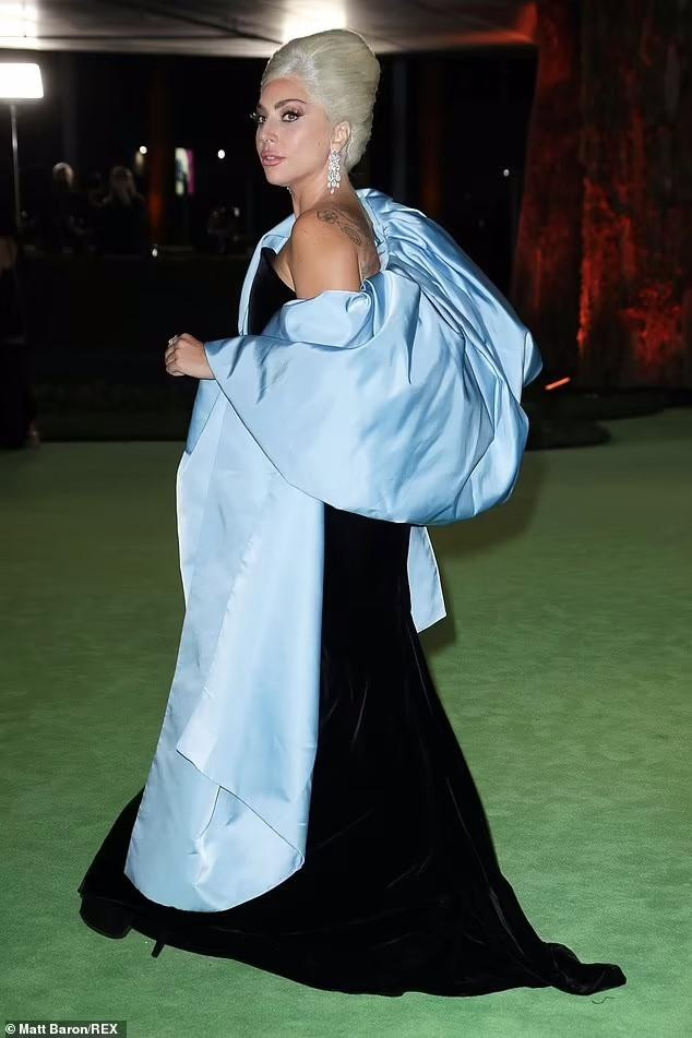 Lady Gaga quý phái trong bộ váy cổ điển của các minh tinh Hollywood thế kỷ trước.