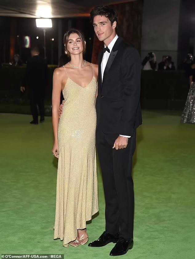 Siêu mẫu Kaia Gerber nữ tính trong lần đầu tiên dự thảm đỏ cùng bạn trai Jacob Elordi.