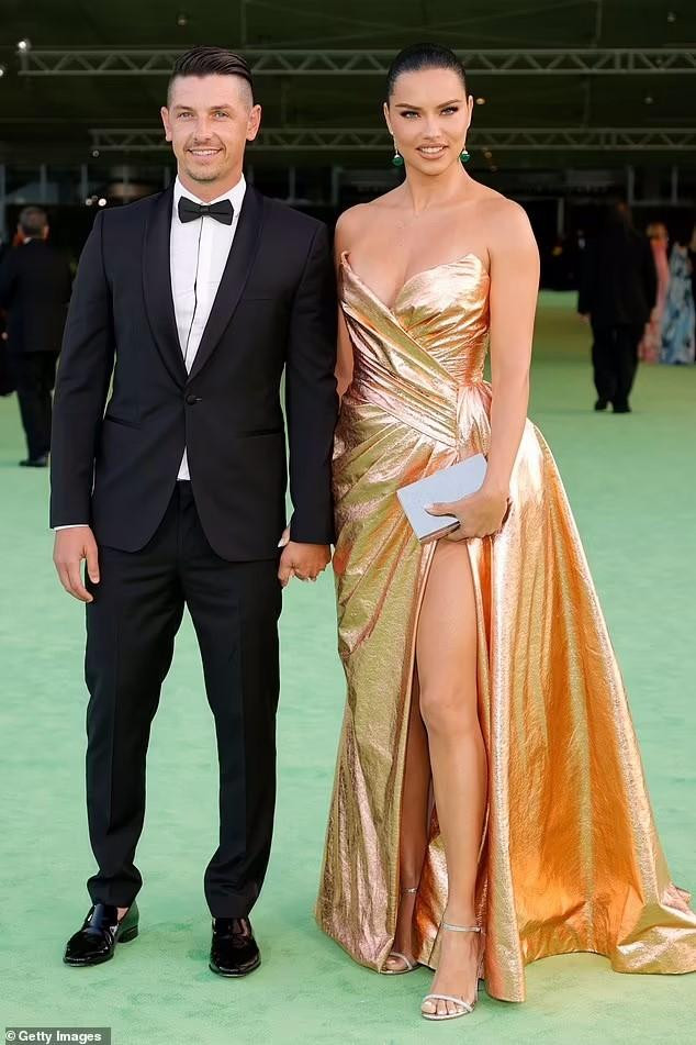 "Thiên thần nội y" Adriana Lima khoe đường cong nóng bỏng với đầm dạ hội màu vàng kim lấp lánh. Đi cùng cô là bạn trai mới Andre L III.