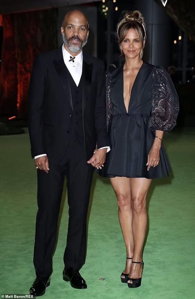 Halle Berry diện mốt "thả rông" sánh đôi cùng bạn đời Van Hunt.