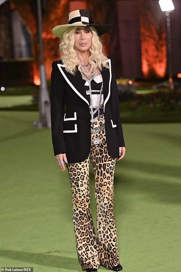 Danh ca Cher gây bất ngờ với sắc vóc "không tuổi" dù đã chạm mốc 75 tuổi.