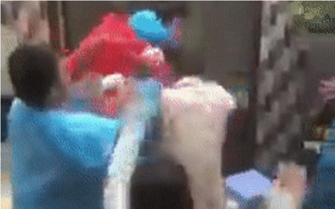 Ảnh cắt từ clip vụ 3 người dân ẩu đả với 2 nhân viên y tế ở Q.8.