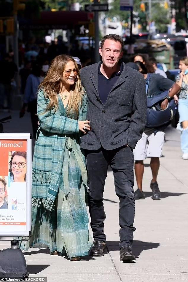 Tuy nhiên, không ít người bênh vực cặp đôi: "Anh ấy chưa bao giờ cười nhiều như vậy. Họ trông thật hạnh phúc. Tôi nghĩ, họ xứng đáng với điều đó", "Đừng nghĩ đây là dàn dựng. Lần đầu họ không thành vì cô ấy cố gắng biến anh ấy thành điều gì đó không phải là anh ấy. Giờ anh ấy đã trưởng thành hơn, từng có gia đình riêng và đạt được thành công trong sự nghiệp. Họ chỉ đơn giản là đang tận hưởng lẫn nhau", "Họ trông thật tuyệt vời khi đi cạnh nhau", "Tôi không nghĩ ai đó có thể ngụy tạo ra dáng vẻ đang hạnh phúc của những người đang yêu. Họ có quyền công khai tình yêu của họ"...