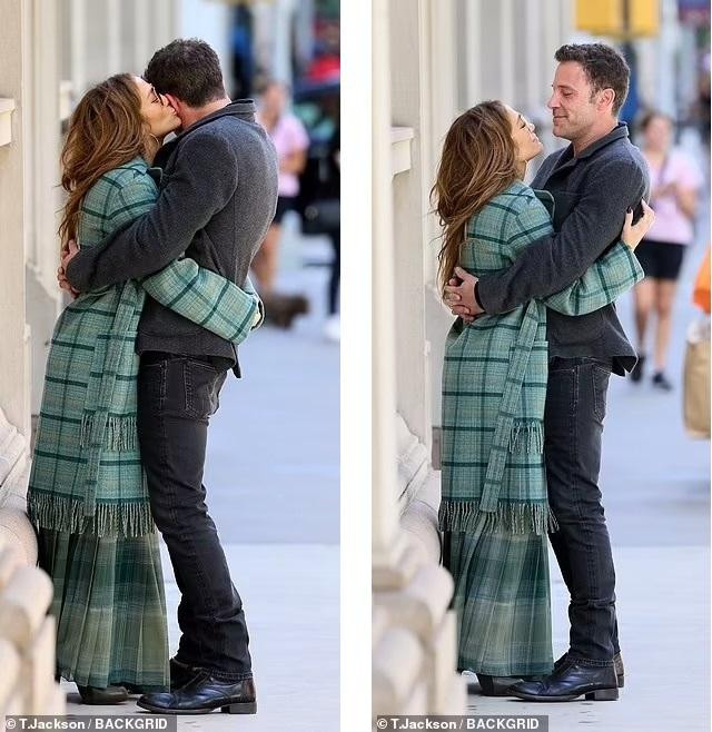 Hai ngôi sao hạng A Hollywood giống như cặp tình nhân trẻ mới biết yêu lần đầu, sẵn sàng thể hiện tình cảm mọi lúc mọi nơi.