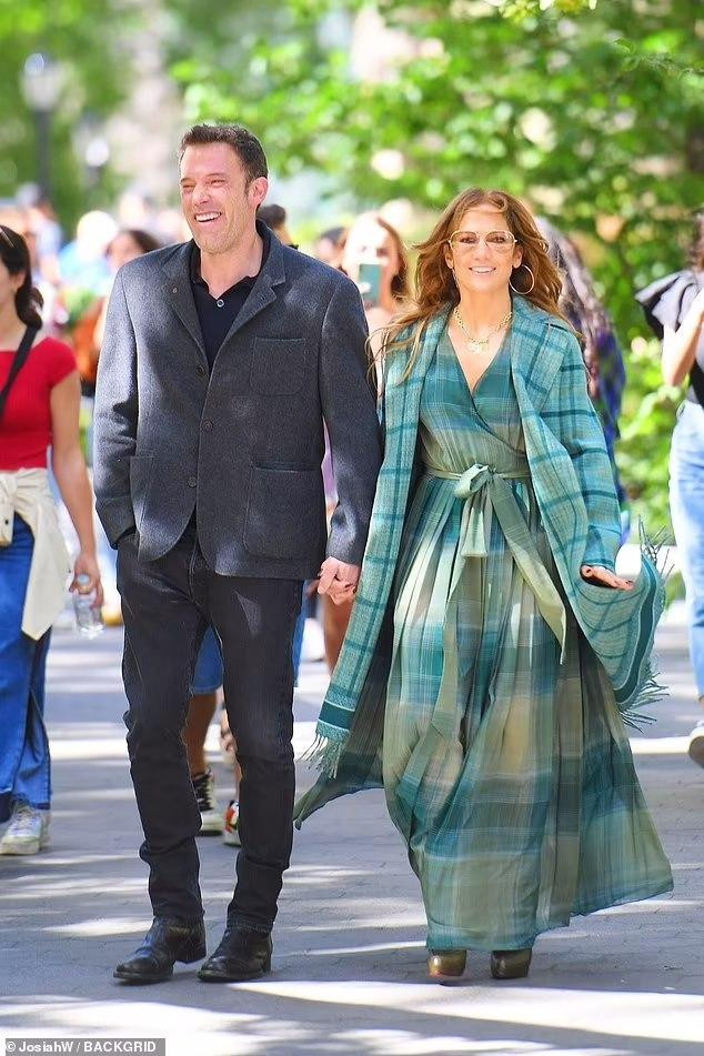 Hôm Chủ nhật (26/9, giờ địa phương), Jennifer Lopez được nhìn thấy tay trong tay tình trẻ Ben Affleck đi dạo qua Công viên Quảng trường Madison ở thành phố New York, Mỹ.