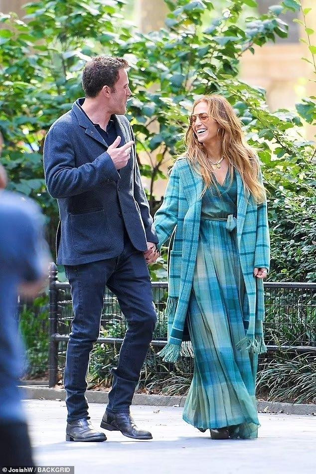 Nhiều người cho rằng cặp đôi không thực sự yêu nhau, mà chỉ là chiêu trò PR vì tần suất xuất hiện trên mặt báo của họ quá dày đặc: "Họ giống như đi chụp ảnh trang bìa cho Vogue chứ không phải một buổi chiều đi dạo bình thường. Chúng ta chưa bao giờ thấy Brad và Aniston ở bất kỳ đâu", "Những bức ảnh do paparazzi chụp không thể sắc nét và cận cảnh như thế được", "Chắc chắn có sự dàn dựng", "Ba tháng bên nhau liên tục, đi du thuyền ở Med, mua sắm ở Sicily, trình diễn thời trang ở Venice, hòa nhạc ở New York ... và không ngừng chia sẻ về tình yêu vừa nhen nhóm trở lại với truyền thông. Sao họ không dành thời gian ở nhà, chăm sóc con cái? Các con của Ben có lẽ nhìn thấy anh ta trên mạng xã hội nhiều hơn ngoài đời"...