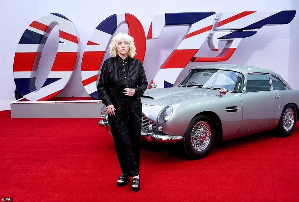 Billie Eilish trở lại với phong cách kín bưng quen thuộc. Cô tạo dáng bên "xế hộp" của điệp viên 007.