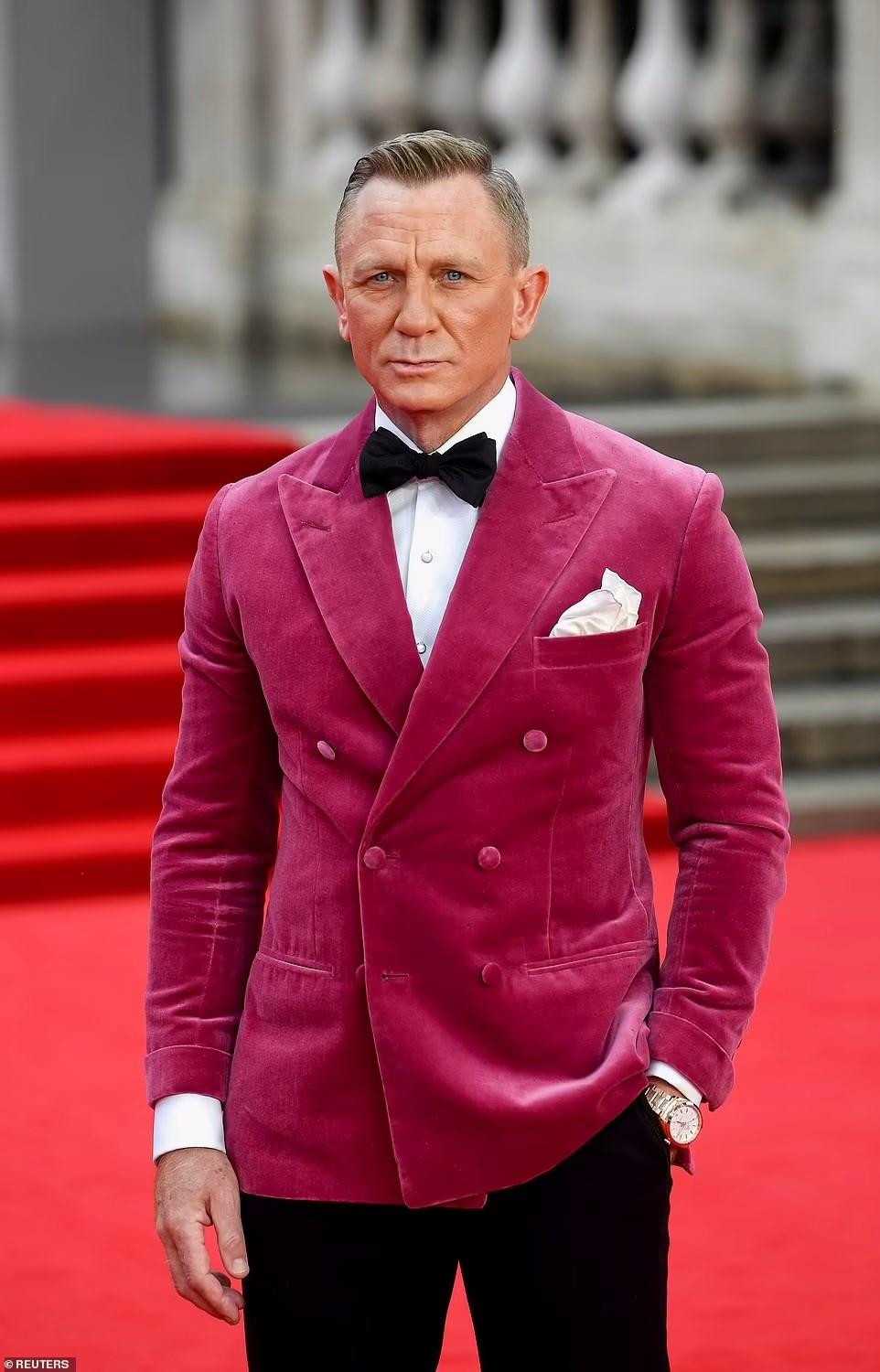 Tài tử Daniel Craig trông bảnh bao hơn bao giờ hết với áo vest nhung màu hồng nổi bật tại sự kiện đánh dấu lần cuối anh xuất hiện với tư cách nam diễn viên thủ vai điệp viên 007 James Bond.